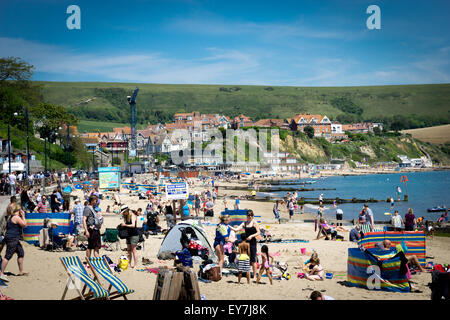 La foule sur la plage de Swanage, Dorset, UK Banque D'Images