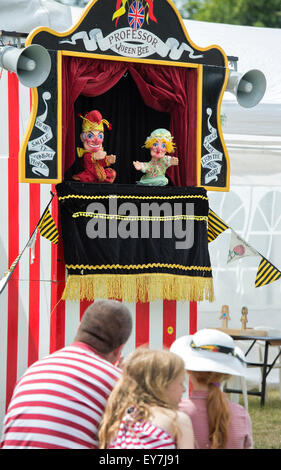 Les gens qui regardent un Punch and Judy Show au Thames Festival de bateau traditionnel, prés de Fawley, Henley on Thames, Oxfordshire, Angleterre Banque D'Images