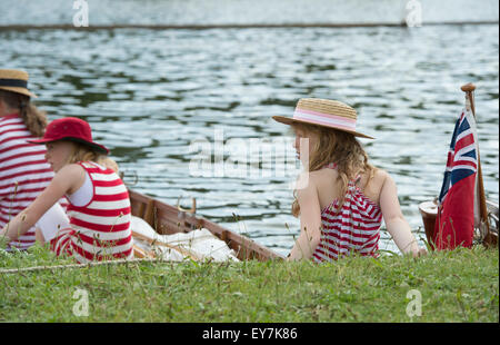 Les jeunes filles en rouge et blanc vêtements rayés au Thames Festival de bateaux traditionnels, prés de Fawley, Henley on Thames, Oxfordshire, Angleterre Banque D'Images