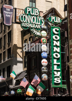 Panneaux, drapeaux et néons au Connolly's Irish Pub, Times Square, NYC, États-Unis Banque D'Images