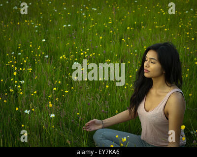 Girl in a wild flower meadow Banque D'Images