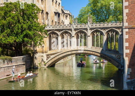 Barques sous le Pont des Soupirs St Johns College l'université de Cambridge Cambridge Cambridgeshire England UK GB EU Europe Banque D'Images