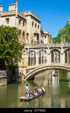 Barques sous le Pont des Soupirs St Johns College l'université de Cambridge Cambridge Cambridgeshire England UK GB EU Europe Banque D'Images