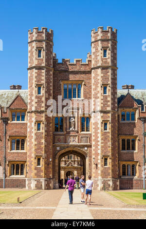 Les étudiants de l'extérieur de la tour de Shrewsbury St Johns college l'université de Cambridge Cambridge Cambridgeshire England UK GB EU Europe Banque D'Images