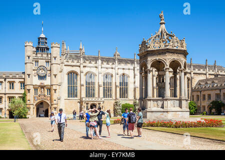 Les étudiants de l'université dans la grande cour du Trinity College de l'Université de Cambridge Cambridge Cambridgeshire England UK GB EU Europe Banque D'Images