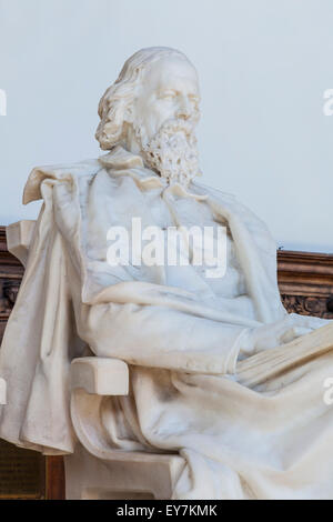 Statue en marbre de lord Alfred Tennyson à Trinity College Cambridge Cambridgeshire England UK GB EU Europe Banque D'Images