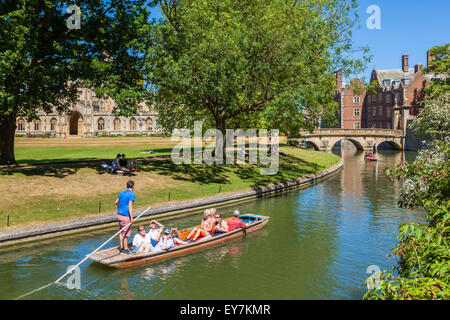 Les touristes en barque sur la rivière Cam Cambridge Cambridgeshire England UK GB EU Europe Banque D'Images