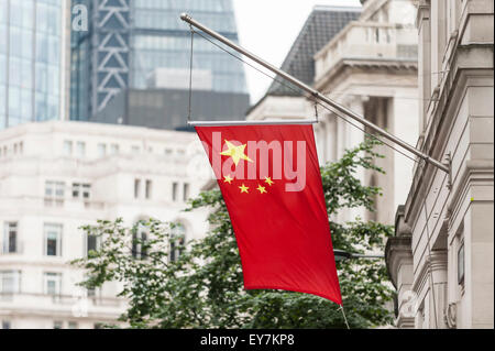 Londres, Royaume-Uni. 15 juillet 2015. Un drapeau chinois rouge se bloque à l'extérieur de la Banque de Chine s'appuyant sur Lothbury à Londres. Banque D'Images