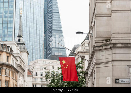 Londres, Royaume-Uni. 15 juillet 2015. Un drapeau chinois rouge se bloque à l'extérieur de la Banque de Chine s'appuyant sur Lothbury à Londres. Banque D'Images