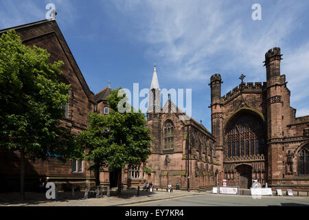 Barclays Bank et de la cathédrale de Chester sur St Werburgh Street dans le centre-ville de Chester UK Banque D'Images