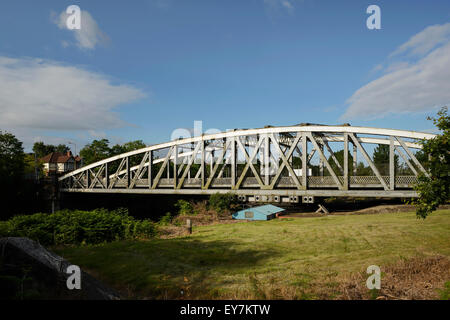 Le Knutsford Road traversant le pont tournant Manchester Ship Canal à Latchford Warrington, Royaume-Uni Banque D'Images