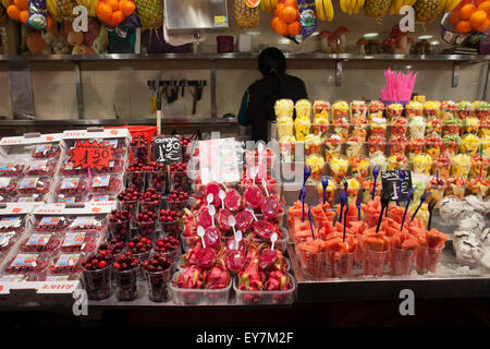Les fruits fraîchement préparés de différentes sortes de tasses et des paniers dans le marché alimentaire de la Boqueria à Barcelone, Catalogne, Espagne Banque D'Images