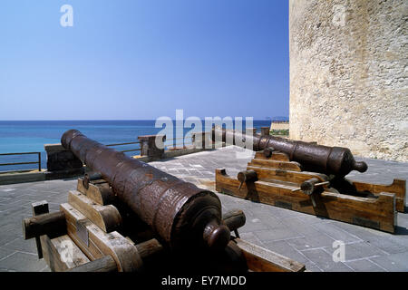 Canons anciens, tour Sperone, Alghero, Sardaigne, Italie Banque D'Images