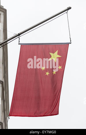 Londres, Royaume-Uni. 15 juillet 2015. Un drapeau chinois rouge se bloque à l'extérieur de la Banque de Chine s'appuyant sur Lothbury à Londres. Banque D'Images