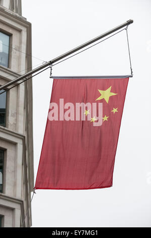 Londres, Royaume-Uni. 15 juillet 2015. Un drapeau chinois rouge se bloque à l'extérieur de la Banque de Chine s'appuyant sur Lothbury à Londres. Banque D'Images