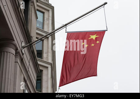 Londres, Royaume-Uni. 15 juillet 2015. Un drapeau chinois rouge se bloque à l'extérieur de la Banque de Chine s'appuyant sur Lothbury à Londres. Banque D'Images