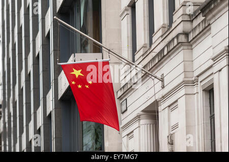 Londres, Royaume-Uni. 15 juillet 2015. Un drapeau chinois rouge se bloque à l'extérieur de la Banque de Chine s'appuyant sur Lothbury à Londres. Banque D'Images