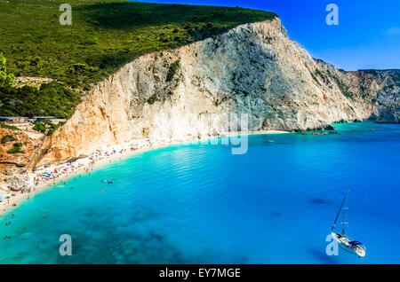 Plage de Porto Katsiki, île de Lefkada, Grèce. Belle vue sur la plage. L'eau est turquoise et il y a un bateau sur la mer. Banque D'Images