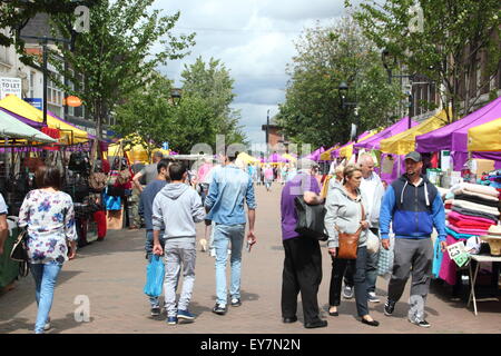 Effingham Street dans le centre-ville de Rotherham le jour du marché, Rotherham, South Yorkshire, Angleterre, Royaume-Uni Banque D'Images