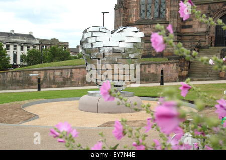 Le coeur d'acier (réplique) sculpture de l'artiste, Steve Mehdi en dehors de Rotherham Minster, Rotherham, dans le Yorkshire, UK - Juillet 2015 Banque D'Images