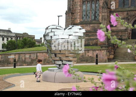 Le coeur d'acier (réplique) sculpture de l'artiste, Steve Mehdi en dehors de Rotherham Minster, Rotherham, dans le Yorkshire, UK - Juillet 2015 Banque D'Images