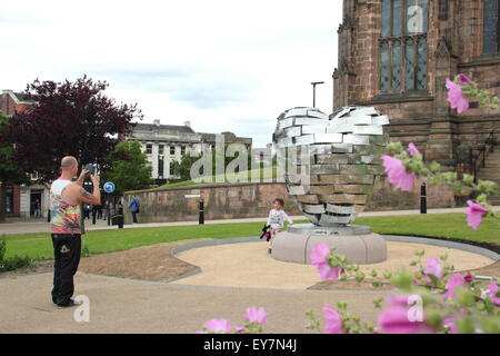 Le coeur d'acier (réplique) sculpture de l'artiste, Steve Mehdi en dehors de Rotherham Minster, Rotherham, dans le Yorkshire, UK - Juillet 2015 Banque D'Images