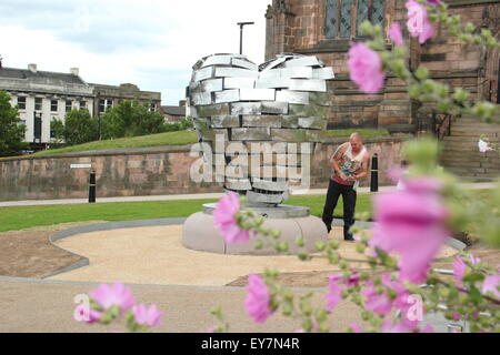 Un homme regarde le coeur d'acier (réplique) Sculpture par Steve Mehdi en dehors de Rotherham Minster, Reading, UK - Juillet 2015 Banque D'Images