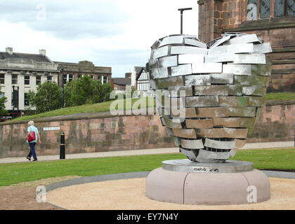 Le coeur d'acier (réplique) sculpture de l'artiste, Steve Mehdi en dehors de Rotherham Minster, Rotherham, dans le Yorkshire, UK - Juillet 2015 Banque D'Images