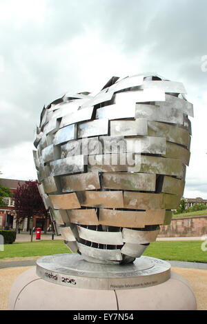 Le coeur d'acier sculpture de l'artiste Steve Mehdi en centre-ville de Rotherham, South Yorkshire, Angleterre, Royaume-Uni Banque D'Images