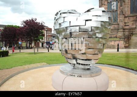 Le coeur d'acier (réplique) sculpture de l'artiste, Steve Mehdi en dehors de Rotherham Minster, Rotherham, dans le Yorkshire, UK - Juillet 2015 Banque D'Images