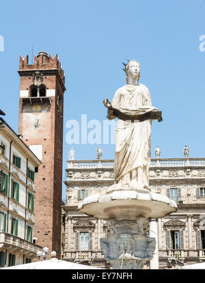 La Fontana di Madonna à Vérone (du 1er siècle) sur le Piazze delle Erbe à Vérone, Italie Banque D'Images