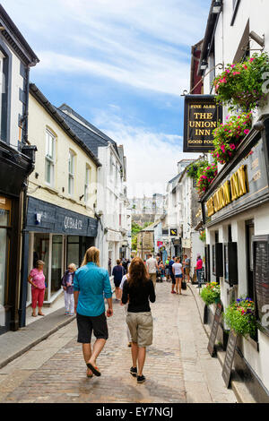 Boutiques sur Fore Street dans le centre-ville, St Ives, Cornwall, England, UK Banque D'Images