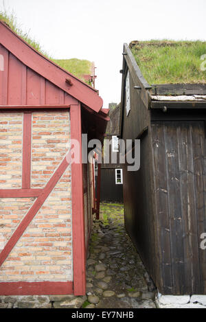 De petites routes dans la vieille ville de torshavn avec les vieilles maisons en bois noir Banque D'Images