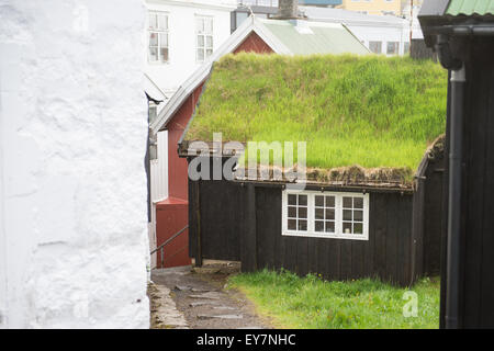 Petite maison dans la vieille ville de torshavn avec toit d'herbe Banque D'Images