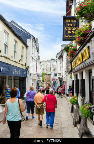 Boutiques sur Fore Street dans le centre-ville, St Ives, Cornwall, England, UK Banque D'Images