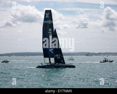 Portsmouth, Angleterre, 23 juillet 2015. Artemis Racing Entrez le port de Portsmouth à la suite de la première session de la pratique de l'Americas Cup World Series dans le Solent. L'Americas Cup World Series a lieu à Portsmouth entre le 23 juillet et le 26 juillet 2015 Crédit : Simon Evans/Alamy Live News Banque D'Images