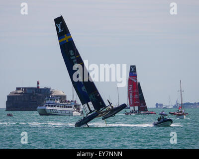 Portsmouth, Angleterre, 23 juillet 2015. Artemis Racing en action au cours de la première session de la pratique de l'Americas Cup World Series dans le Solent. L'Americas Cup World Series a lieu à Portsmouth entre le 23 juillet et le 26 juillet 2015 Crédit : Simon Evans/Alamy Live News Banque D'Images