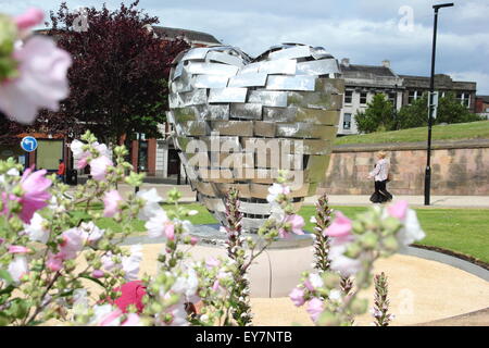 Le coeur d'acier sculpture de l'artiste Steve Mehdi en centre-ville de Rotherham, South Yorkshire, Angleterre, Royaume-Uni Banque D'Images