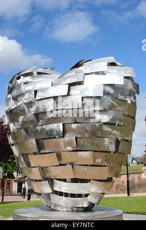 Le coeur d'acier sculpture de l'artiste Steve Mehdi en centre-ville de Rotherham, South Yorkshire, Angleterre, Royaume-Uni Banque D'Images