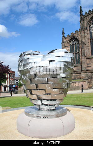 Le coeur d'acier (réplique) sculpture de l'artiste, Steve Mehdi en dehors de Rotherham Minster, Rotherham, dans le Yorkshire, UK - Juillet 2015 Banque D'Images