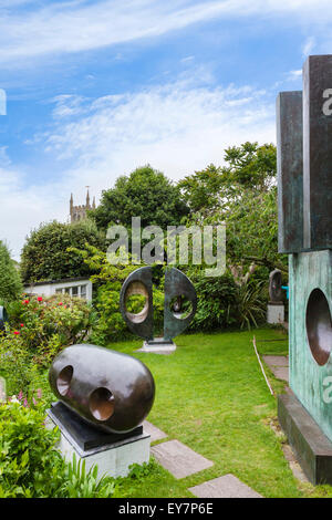 Le jardin de sculptures à la Barbara Hepworth Museum and Sculpture Garden, St Ives, Cornwall, England, UK Banque D'Images