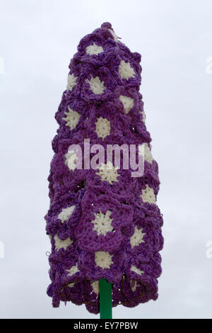 Tatton Park, Knutsford, Cheshire, Royaume-Uni. 23 juillet, 2015. Pétales de fleurs tricotées au crochet géant sur le premier jour de la 17e édition de Tatton Park Flower Show tenu à Knutsford, Cheshire. Credit : Cernan Elias/Alamy Live News Banque D'Images