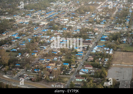 Vue aérienne de la FEMA sur bâches bleu maisons dans la suite de l'ouragan Katrina à La Nouvelle-Orléans. Banque D'Images