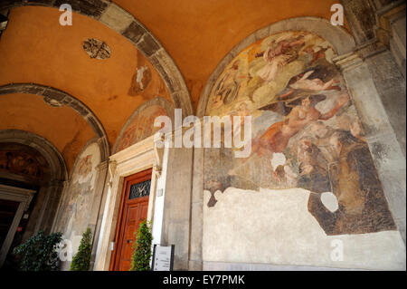 Italie, Rome, colline du Capitole, couvent de Santa Maria à Aracoeli, fresques dans la loggia à l'extérieur du monastère Banque D'Images