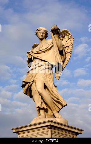 Italie, Rome, statue d'ange sur le pont Sant'Angelo, ange avec le sudarium Banque D'Images