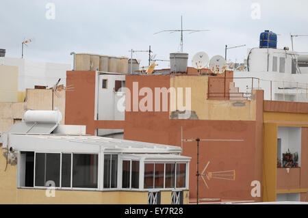 Antennes sur un toit sur un ciel nuageux Banque D'Images