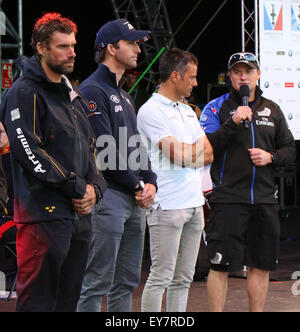 Southsea Hampshire,jeudi 23 juillet 2015. La soirée officielle de l'ouverture de l'America Cup sur Southsea Common par Sir Keith Mills pour l'America's Cup World Series. Les capitaines de l'équipe Oracle USA Skipper : Jimmy Spithill Artemis Racing Skipper : Nathan Outteridge ,BAR - Ben Ainslie Racing Skipper/barreur : Sir Ben Ainslie Équipe Softbank Japon Skipper : Dean Barker Équipe Groupama France Skipper / barreur : Franck Cammas, Emirates Team New Zealand Skipper : Peter Burling. Monsieur le Président Mills a rejoint sur scène pour l'ouverture officielle Crédit : uknip/ Alamy Live News Banque D'Images