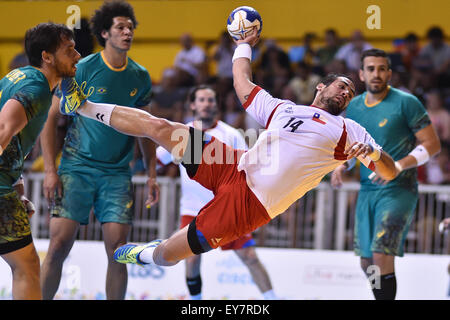 Toronto, Ontario, Canada. 23 juillet, 2015. 23 juillet 2015 - Toronto, Canada - Esteban Salinas du Chili, de sauts pour un tir contre le Brésil dans un match de hand au Toronto Jeux panaméricains 2015. (Crédit Image : © James Macdonald via Zuma sur le fil) Banque D'Images