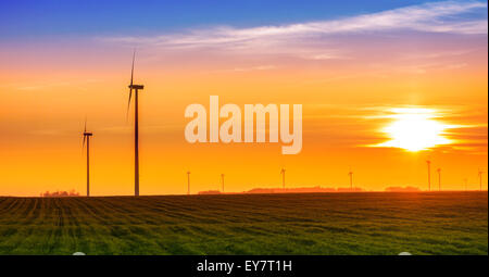 Concept d'énergie renouvelable, des moulins à vent au coucher du soleil. Banque D'Images