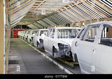 Voitures dans une rangée à l'usine de voiture Banque D'Images